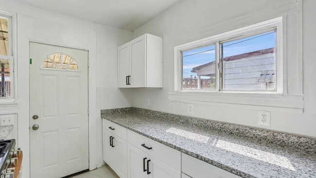 Building Photo - 3224 Kenyon Ave