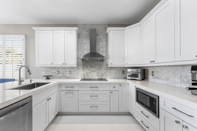 Building Photo - 121 Palm Cir