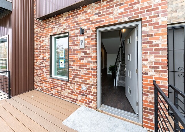 Building Photo - Luxury Executive Westside Townhouse with E...
