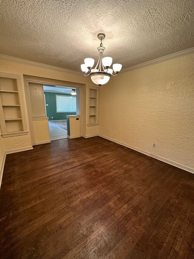 Building Photo - Charming 2bedroom could use one of the roo...
