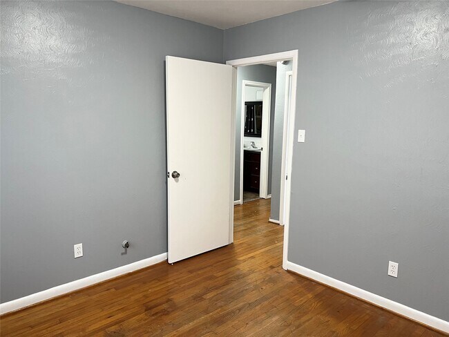 Building Photo - 411 Elaine St