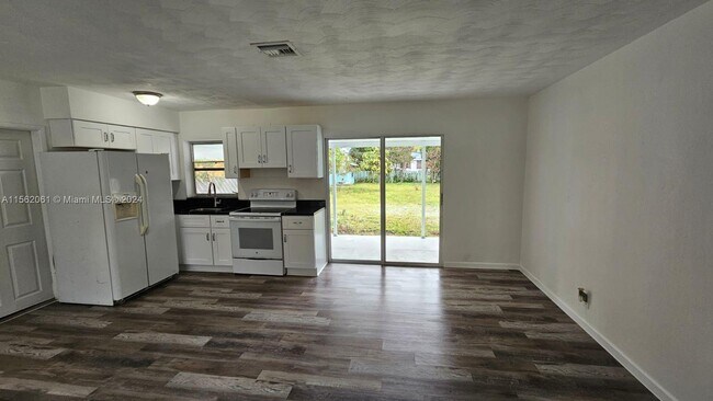 Building Photo - 123 SW 68th Ave