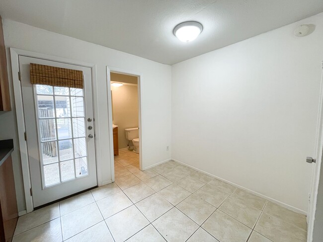 Building Photo - Stunning 2 Bedrooms, 1.5 Bathrooms Condo i...