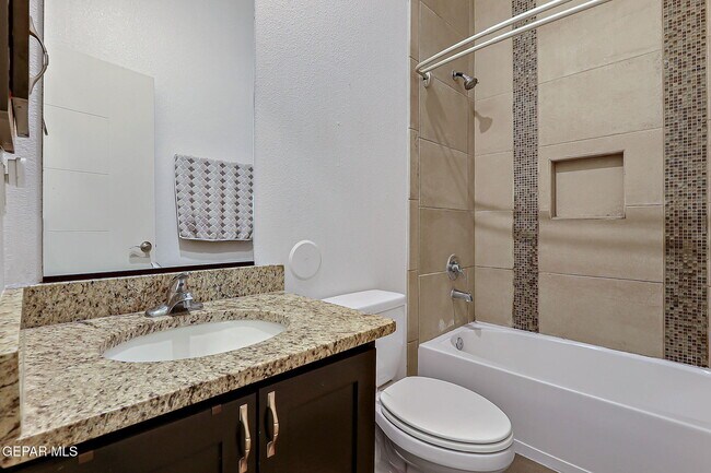 Building Photo - 308 S Manzanita Dr