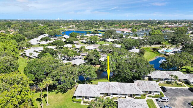 Building Photo - 909 Club Dr