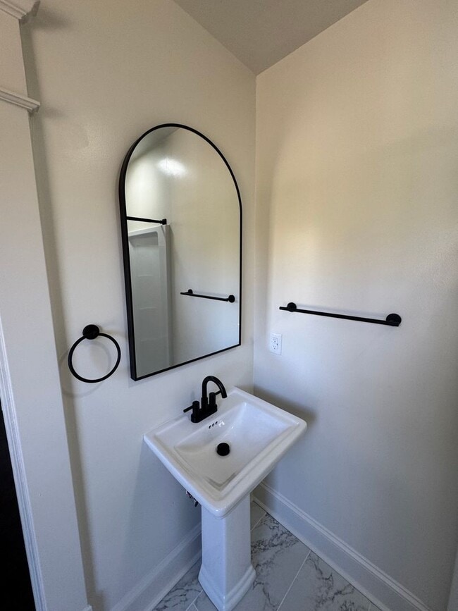 Building Photo - Updated 3-Bedroom, 2-Bath with all new app...
