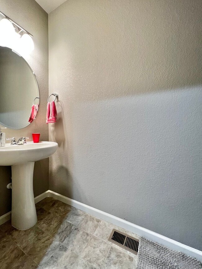 Building Photo - 4 Bed 3 Bath Available August 1st in Windsor!!!