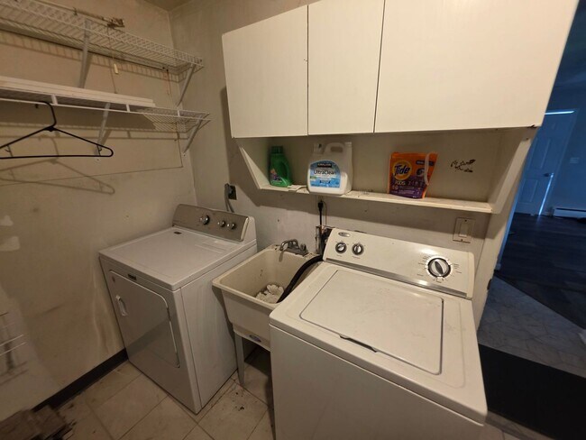 Building Photo - 3BR/2BA/2CarGarage Only A Few Minutes From Everything!