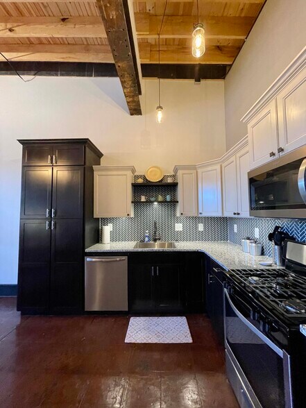 Building Photo - 719 S. Baker St.