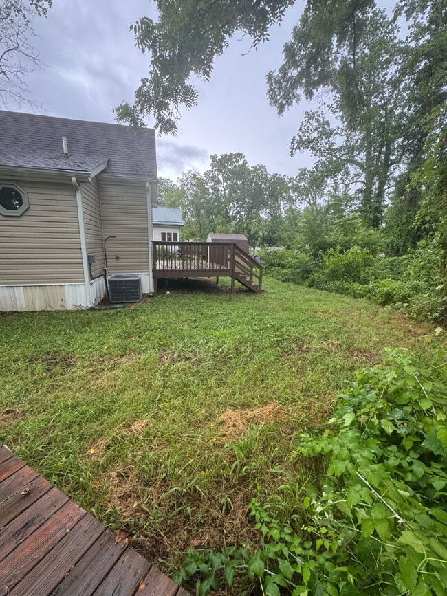 Building Photo - Fully renovated 2 bed/1 bath home with fen...
