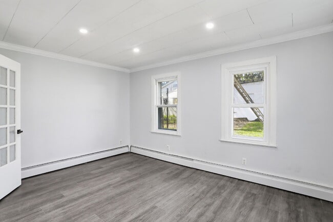 Building Photo - Beautiful Duplex with Charm