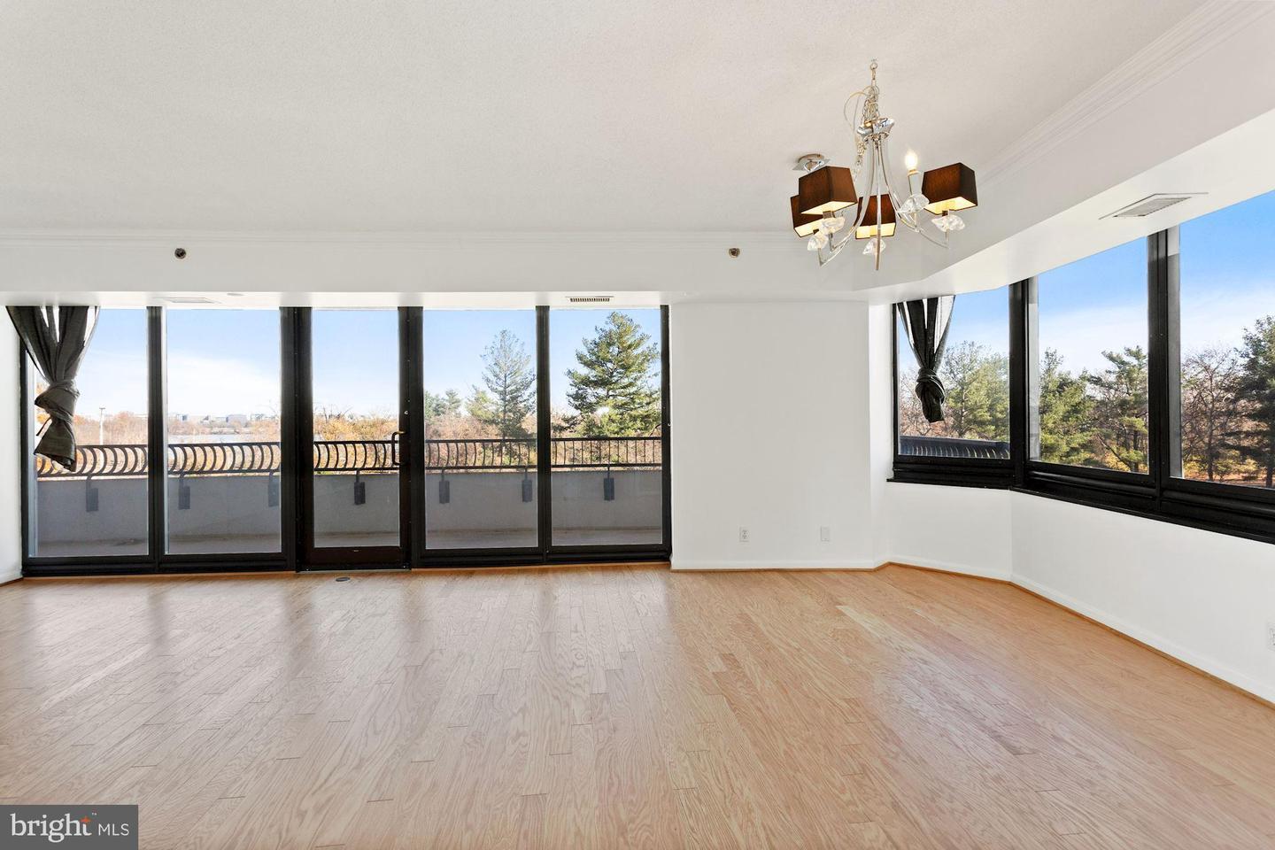 Living room - 1200 Crystal Dr