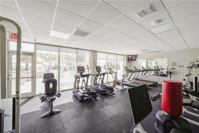 Building Photo - 3140 S Ocean Dr