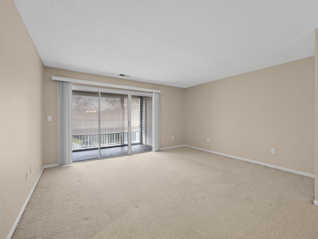 Building Photo - Gorgeous 2 bedroom home- Move-In Ready Condo in Parkview. Minutes to Downtown Greenville & the Ne...