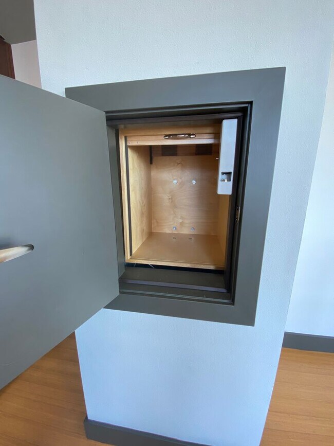 Building Photo - Modern Urban Living with Iconic Skyline Views  + 2 Weeks Free Rent