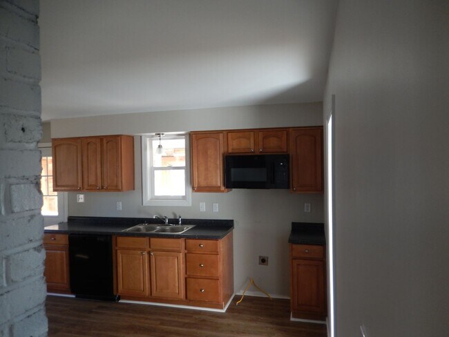 Building Photo - Newly Remodeled 3BR, 2BA, Single Family Home - SHOWING SOON!