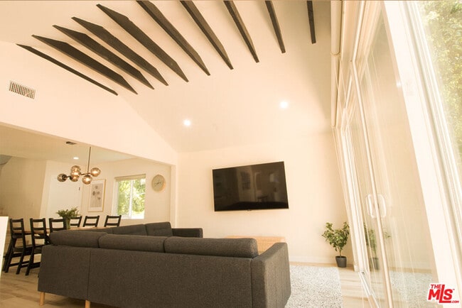 Building Photo - 9042 Phyllis Ave