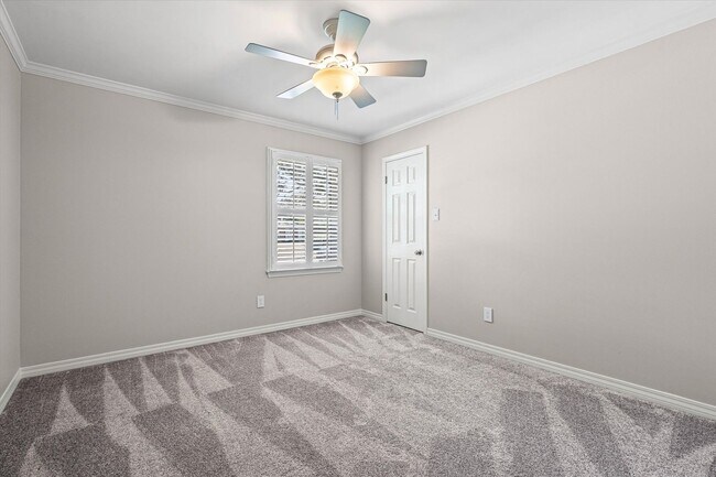 Building Photo - Spacious 4 Bedroom in Desirable Hickory Ridge