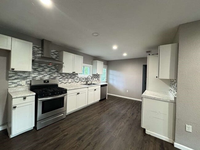 Building Photo - 1910 Little St