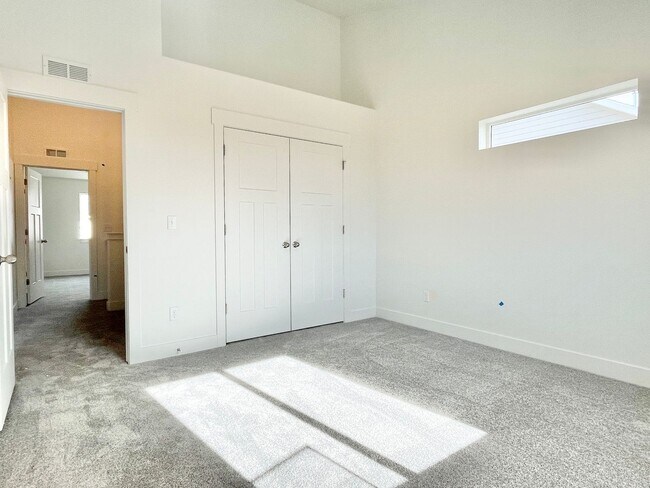 Building Photo - Bright & Beautiful Townhome in American Fork!