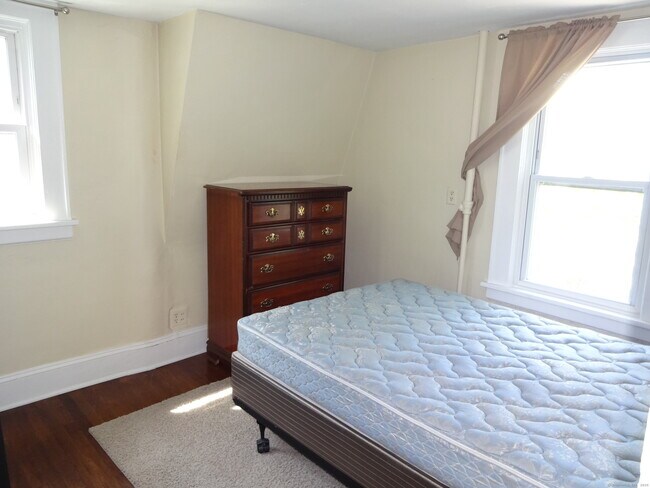 Building Photo - 128 College Pl