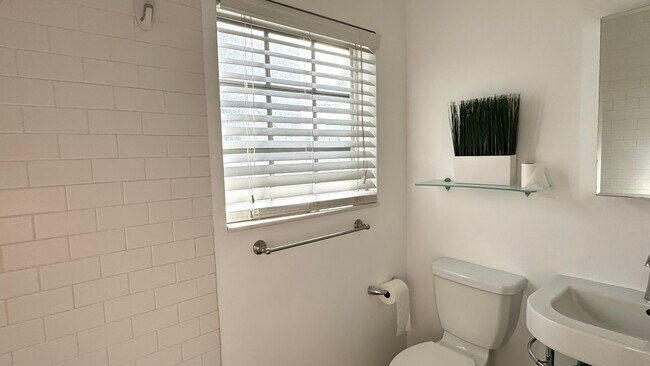 Building Photo - Beachgardens Condo - Unit 8