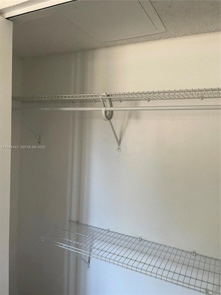 Building Photo - 570 S Park Rd