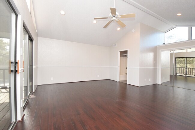 Building Photo - 4/3 w/ Fenced yard & enclosed patio!