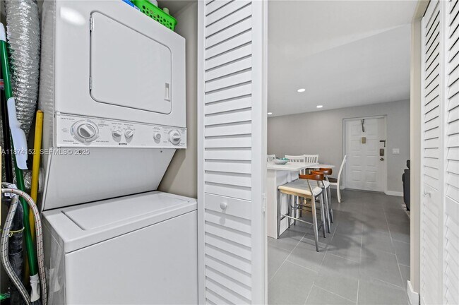 Building Photo - 812 Sky Pine Way