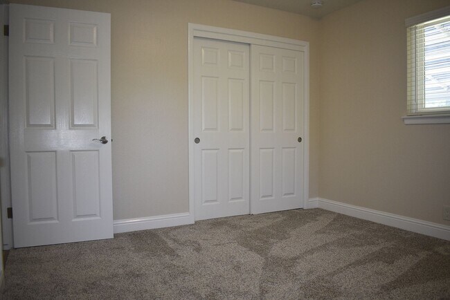 Building Photo - 5150 Oak Leaf Ave