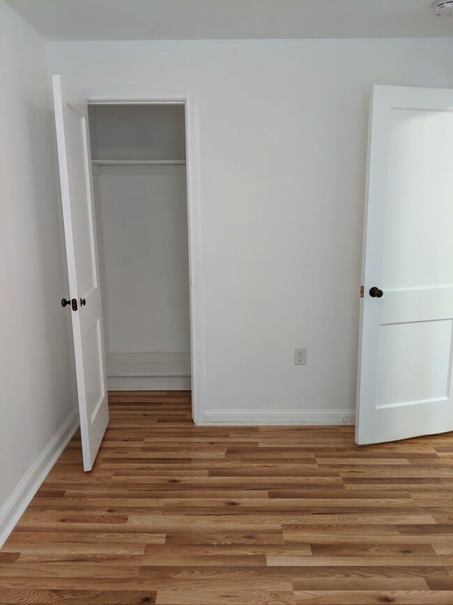 Building Photo - Renovated 3BR/1BA Townhouse in Edgemoor Gardens!