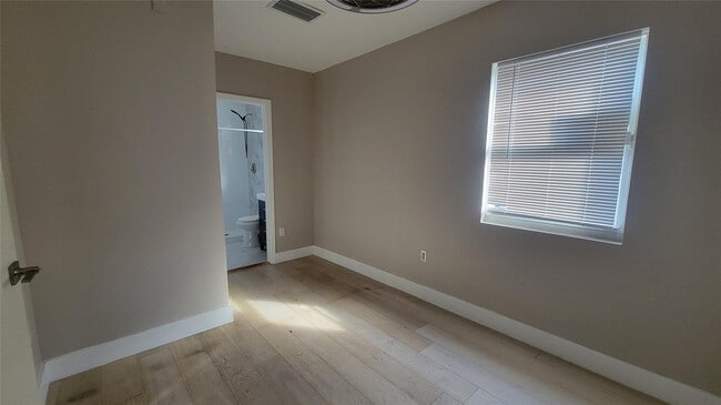 Building Photo - 512 NW 15th Terrace