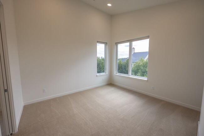 Building Photo - RIVERSIDE TOWNHOMES - BRAND NEW!