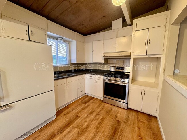 Building Photo - 3055 Redwood Dr