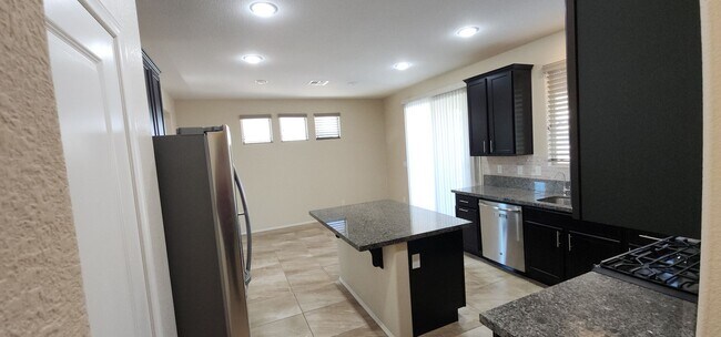 Building Photo - Beautiful 4BED / 3BATH home!