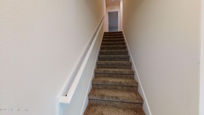 Building Photo - Inviting Townhouse