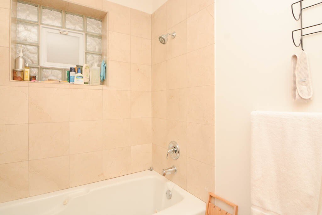 Building Photo - 934 W Leland Ave