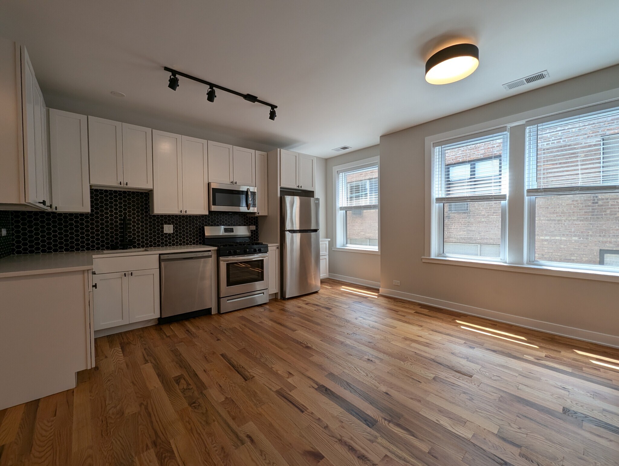 Building Photo - 650 W Wrightwood Ave