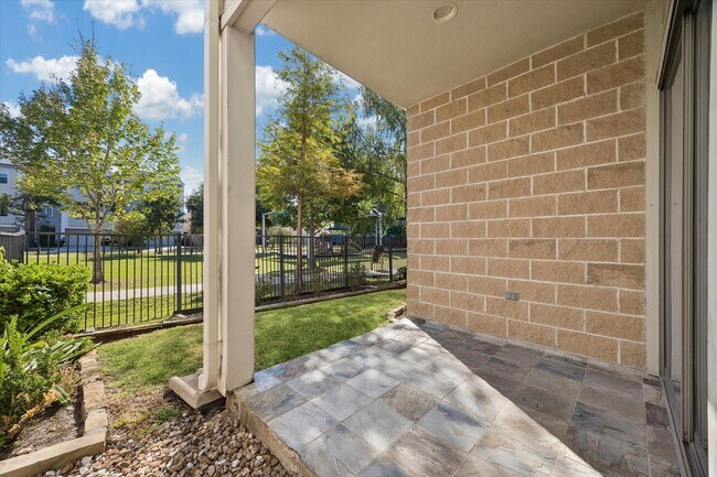 Building Photo - 5313 Lillian St