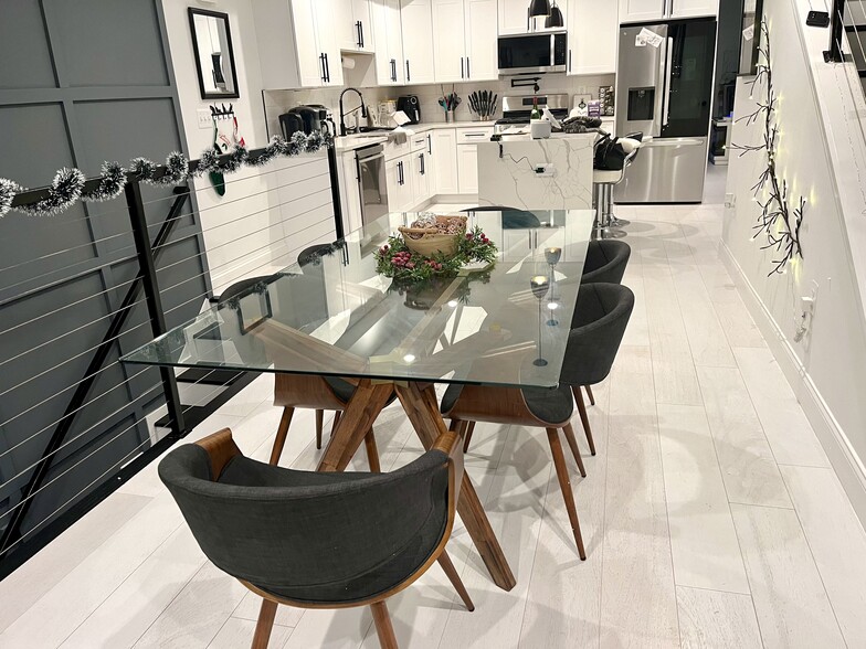 Building Photo - 638 Franklin St NE