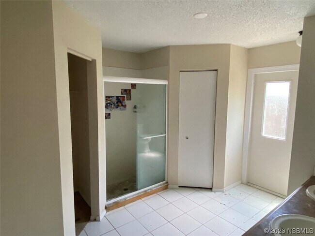 Building Photo - 2622 Travelers Palm Dr