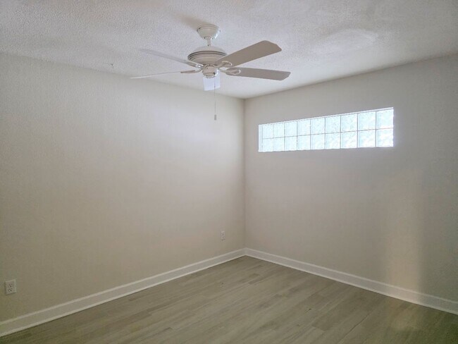 Building Photo - 11456 W Bayshore Dr