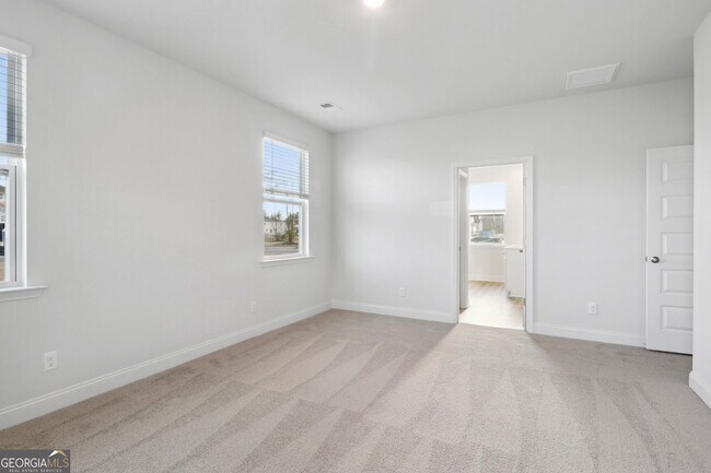 Building Photo - 323 Fox Tail Dr