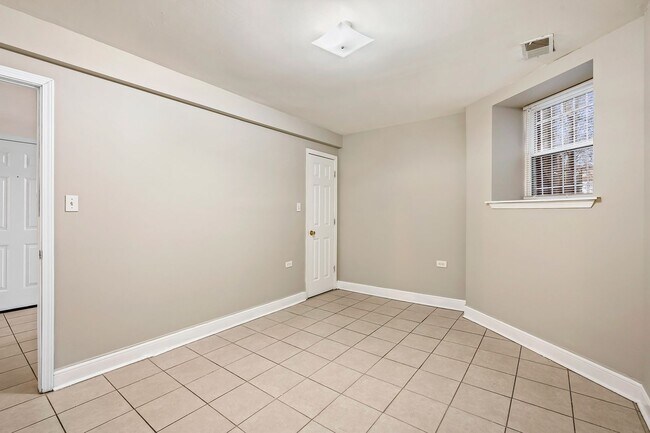 Building Photo - 4851 S Prairie Ave | Jim Sears