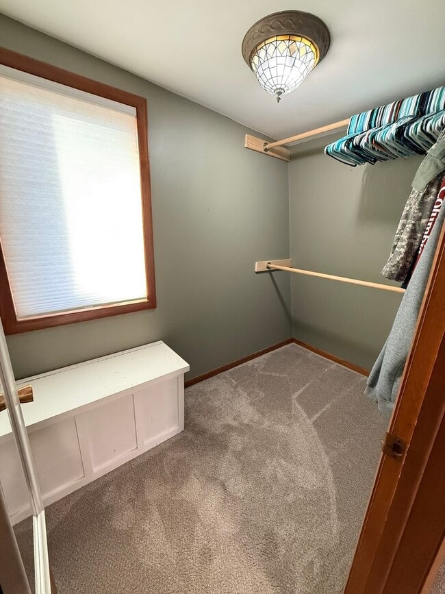 Building Photo - 3 Bed 2.5 Bath Home for Rent, 3.25 Wooded Acres, Oconomowoc Area Schools