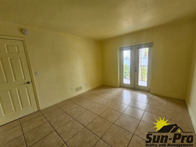 Building Photo - 900 S Peninsula Dr