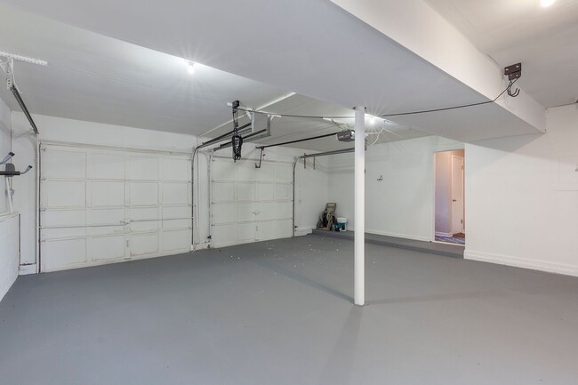 Building Photo - Spacious 3/2.5 Split Level w/ Large Bonus Room and Private Backyard!