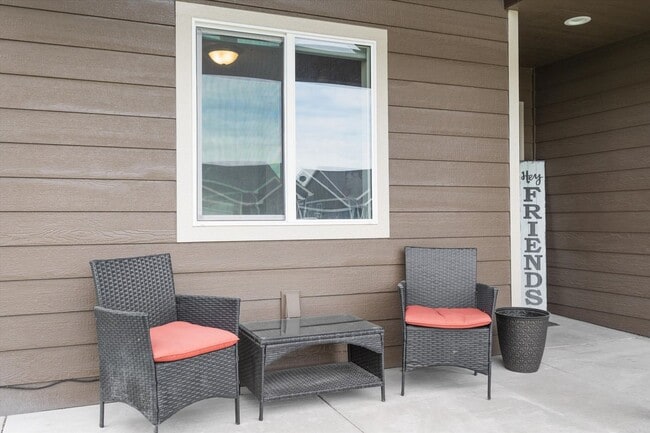 Building Photo - Stunning Townhome with Mountain Views for ...