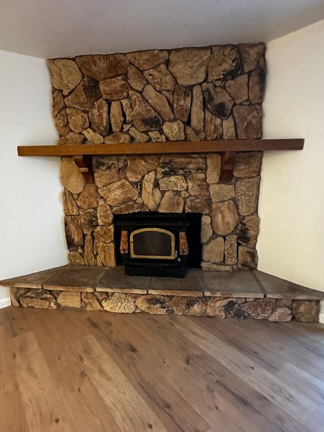 Building Photo - Remodeled Vintage home just 1 block from t...