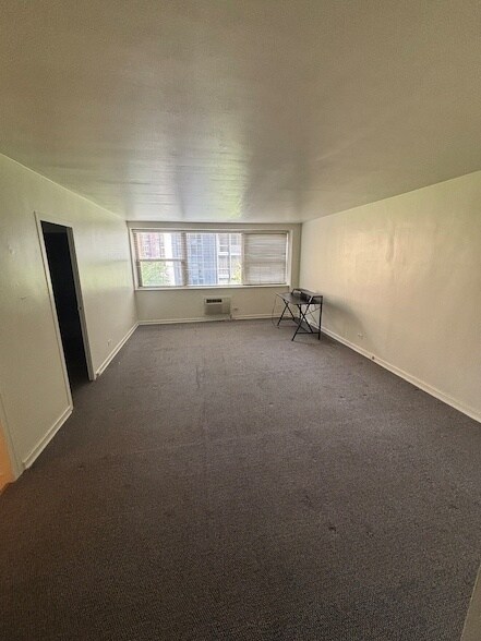 Building Photo - 253 E Delaware Pl
